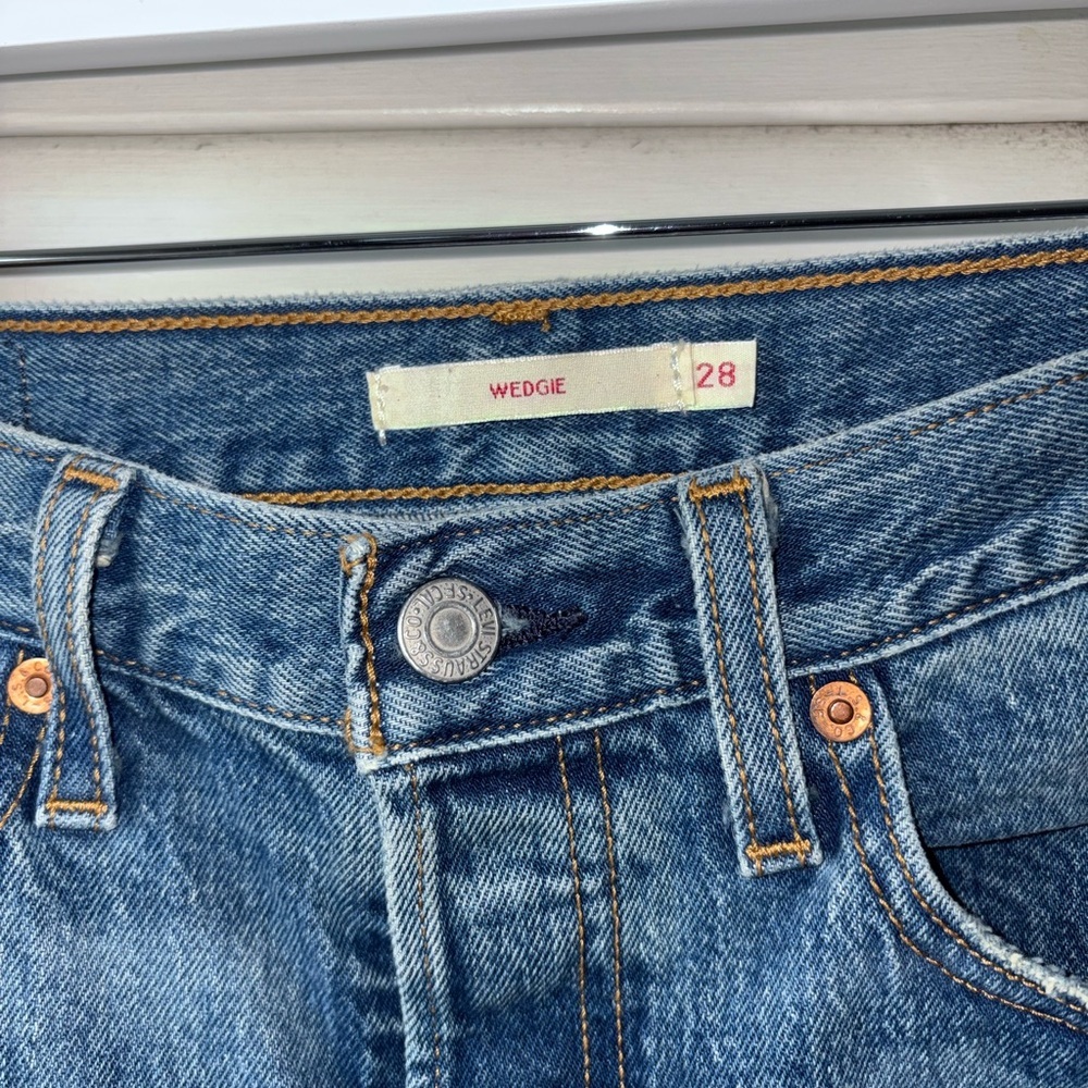 Levi’s Premium Wedgie Straight Crop Jeans Size 28 High Rise Medium Wash Denim - Picture 3 of 7